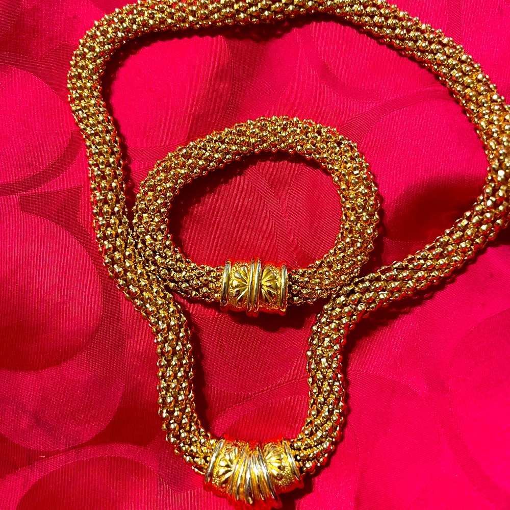Gold tone heavy necklace with bracelet.Magnetic closure., lion Pierced earrings